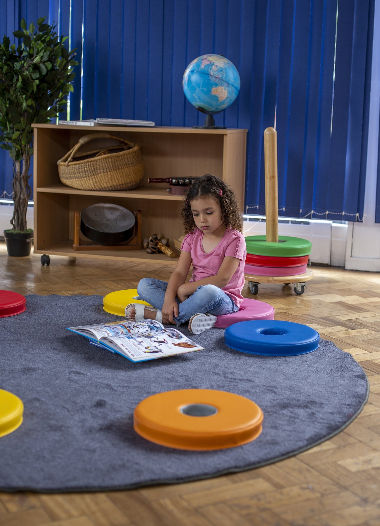 Donut™ Multi-Seat Trolley with 12 Bi-Colour Cushions